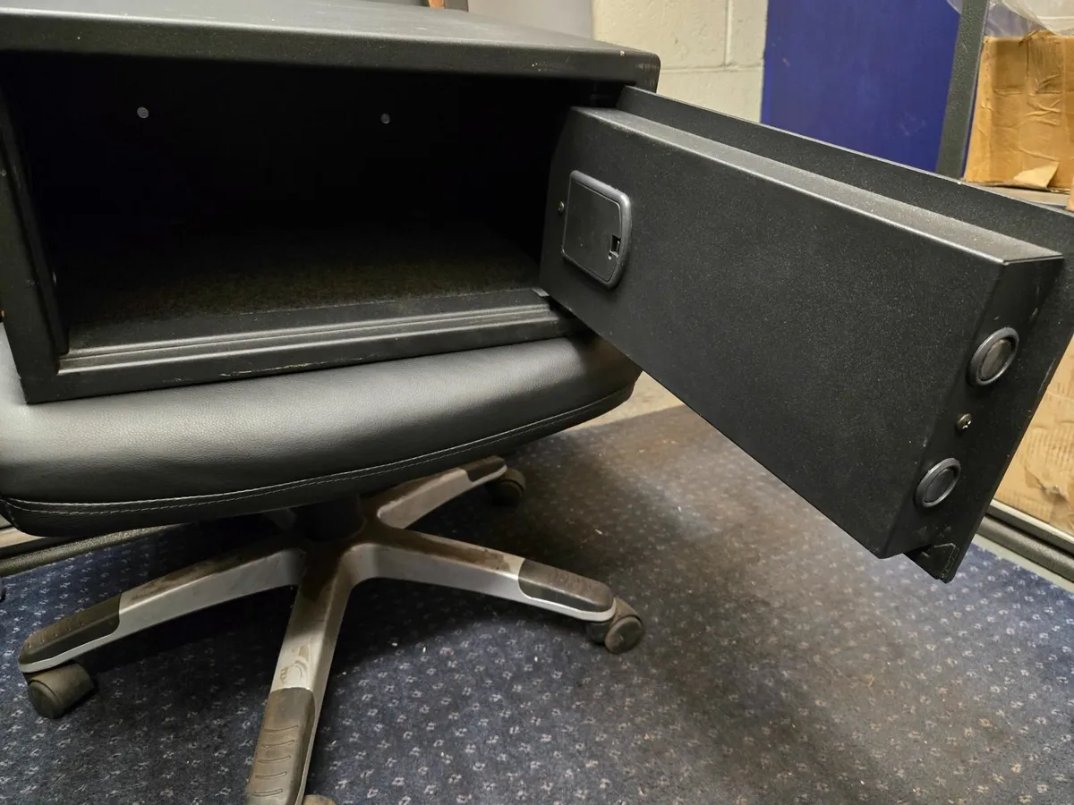 Safe with electronic lock - Image 2