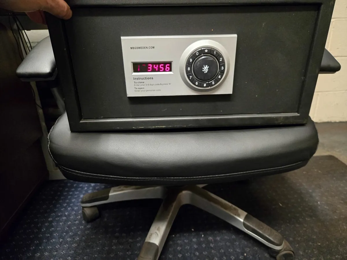 Safe with electronic lock - Image 3
