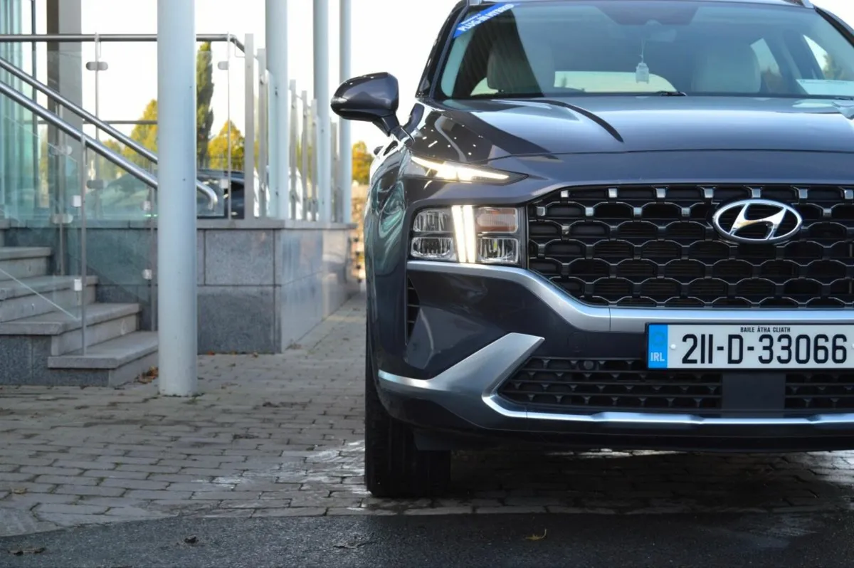 Hyundai Santa Fe 1.6 PHEV 4WD Executive Plus Auto - Image 4