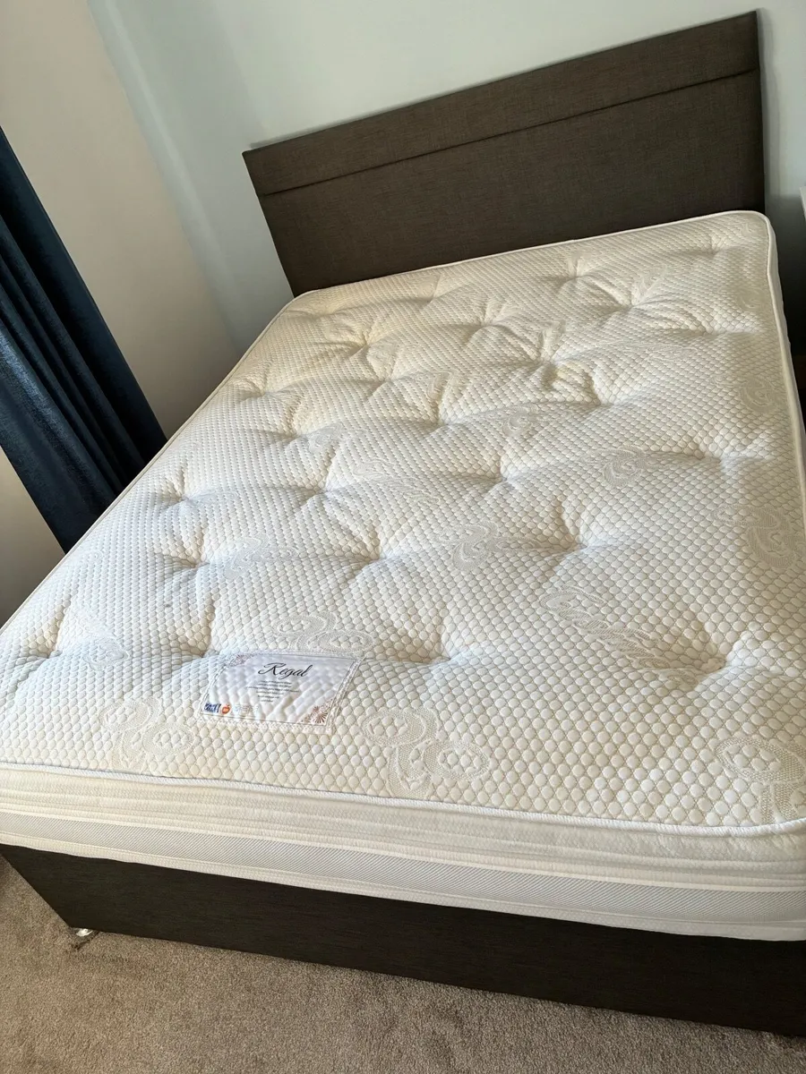 King sized bed (5 ft) - Image 1