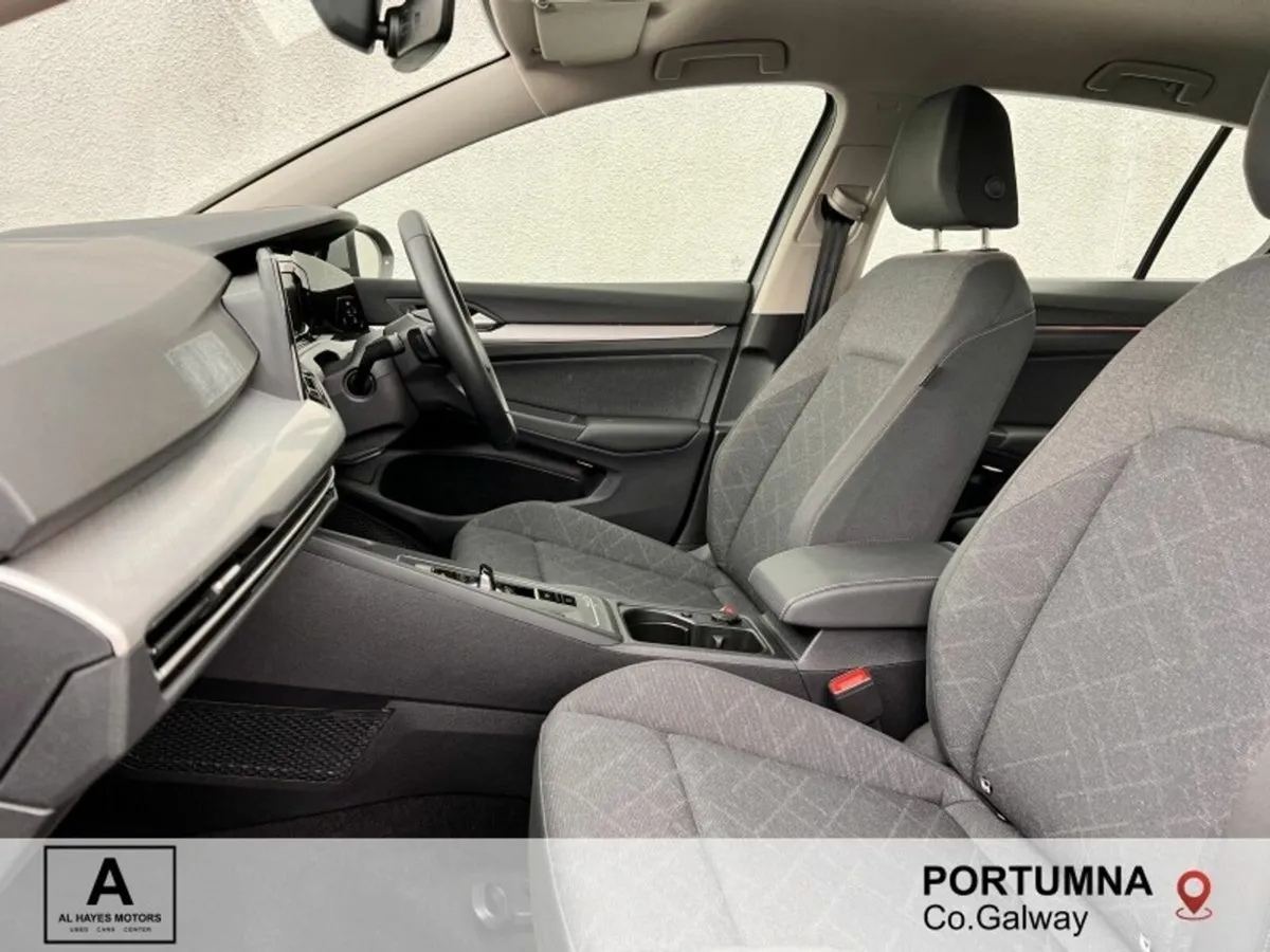 Volkswagen Golf 2024 AUTOMATIC LIFE Mild Hybrid El - Image 3