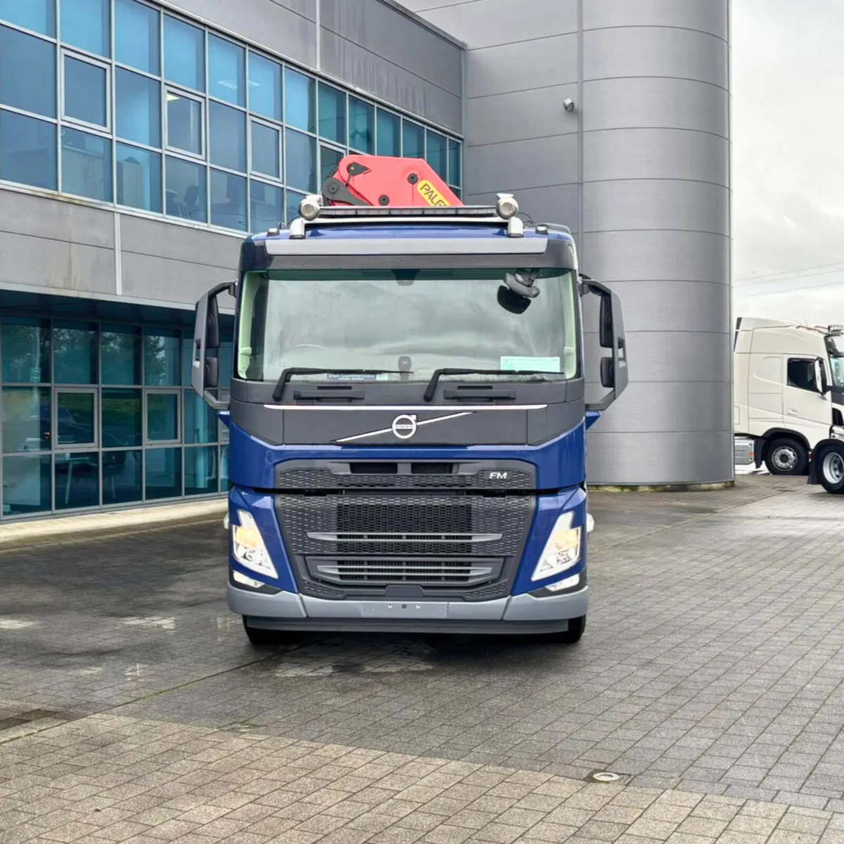 Volvo FM Rigid Hi-Ab - Image 2
