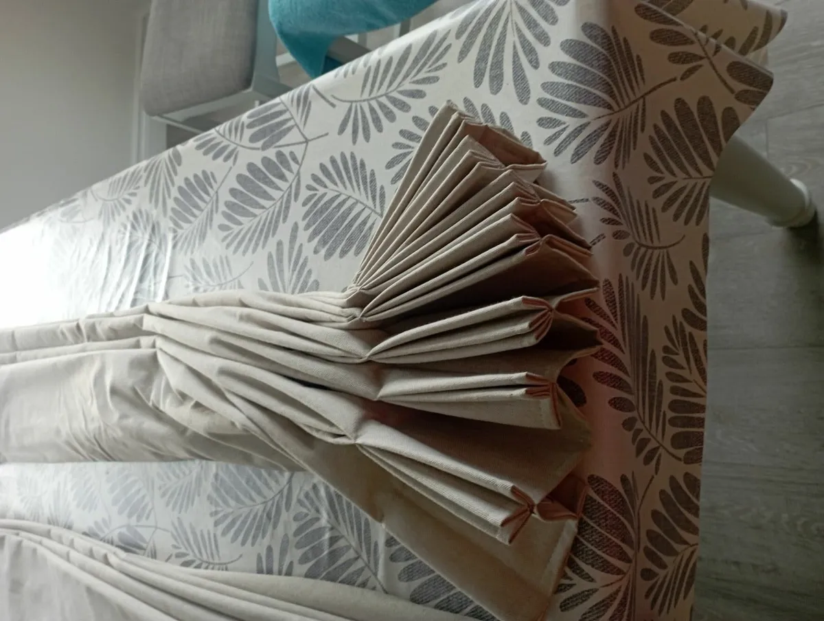 Two pairs of curtains - Image 1