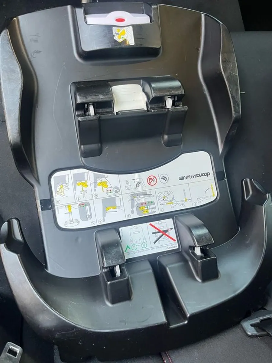 Pink Doona+ pram with base and rain cover - Image 4