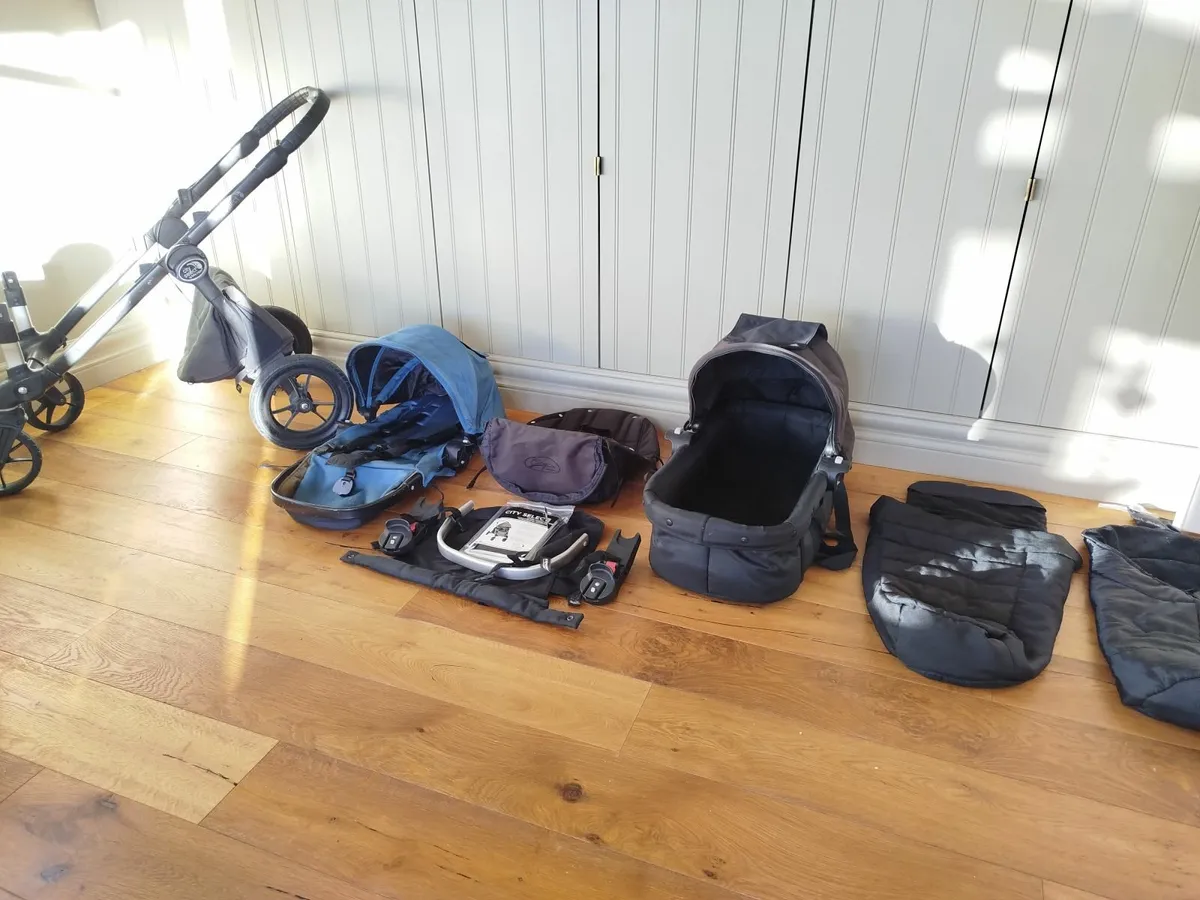 Double buggy with carry cot - Image 1