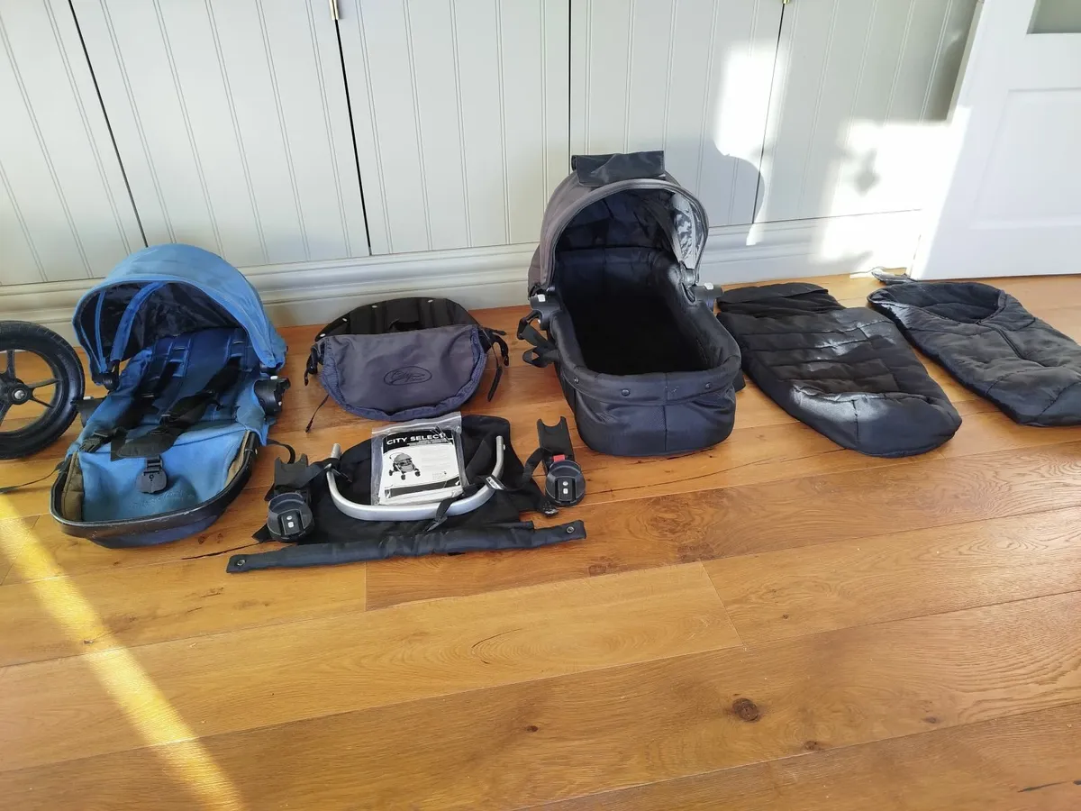 Double buggy with carry cot - Image 2