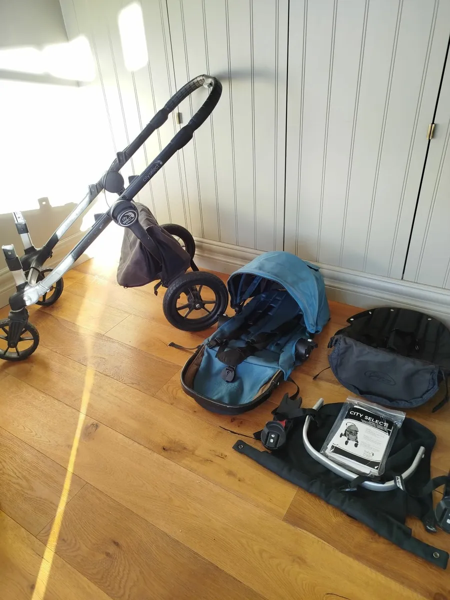 Double buggy with carry cot - Image 3