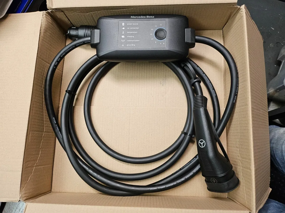 Mercedes benz genuine car charger - Image 1