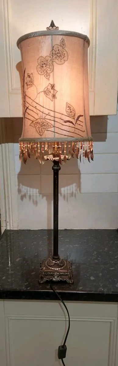 Beautiful tall vintage table lamp - Image 1