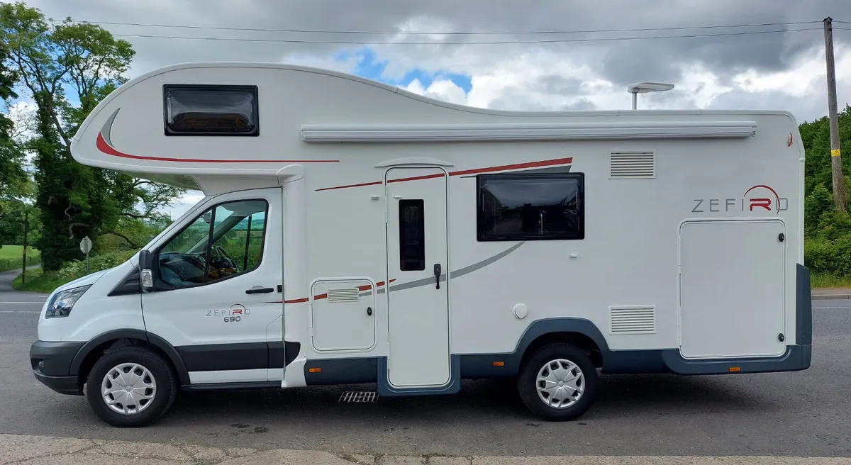 2015 RollerTeam Zefiro 690G-6 Berth/Belt - Image 2