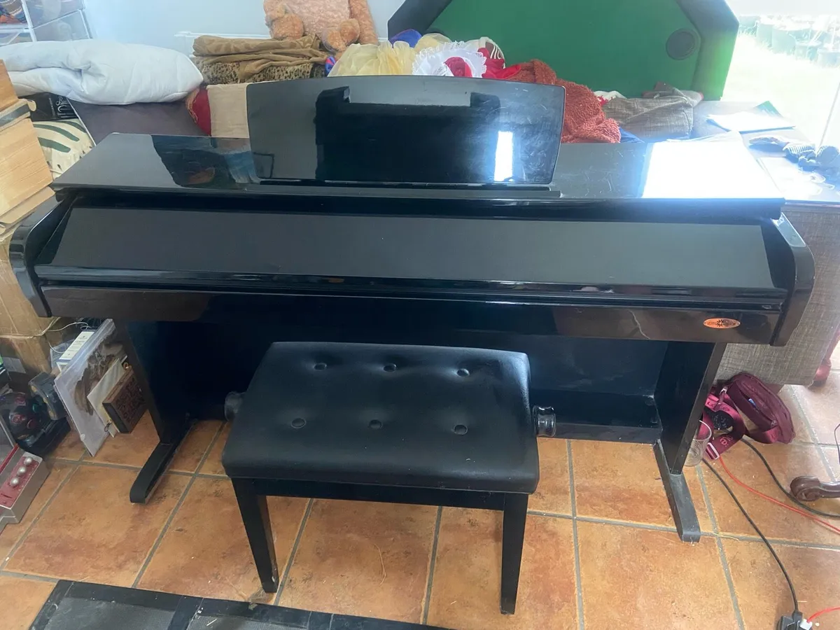 Digital Piano with foot pedals - Image 2