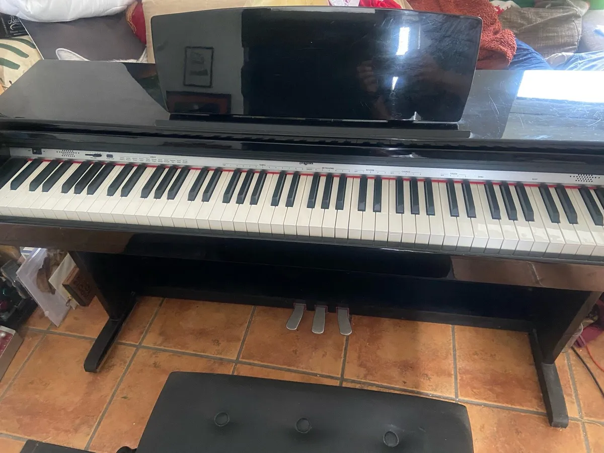 Digital Piano with foot pedals - Image 3