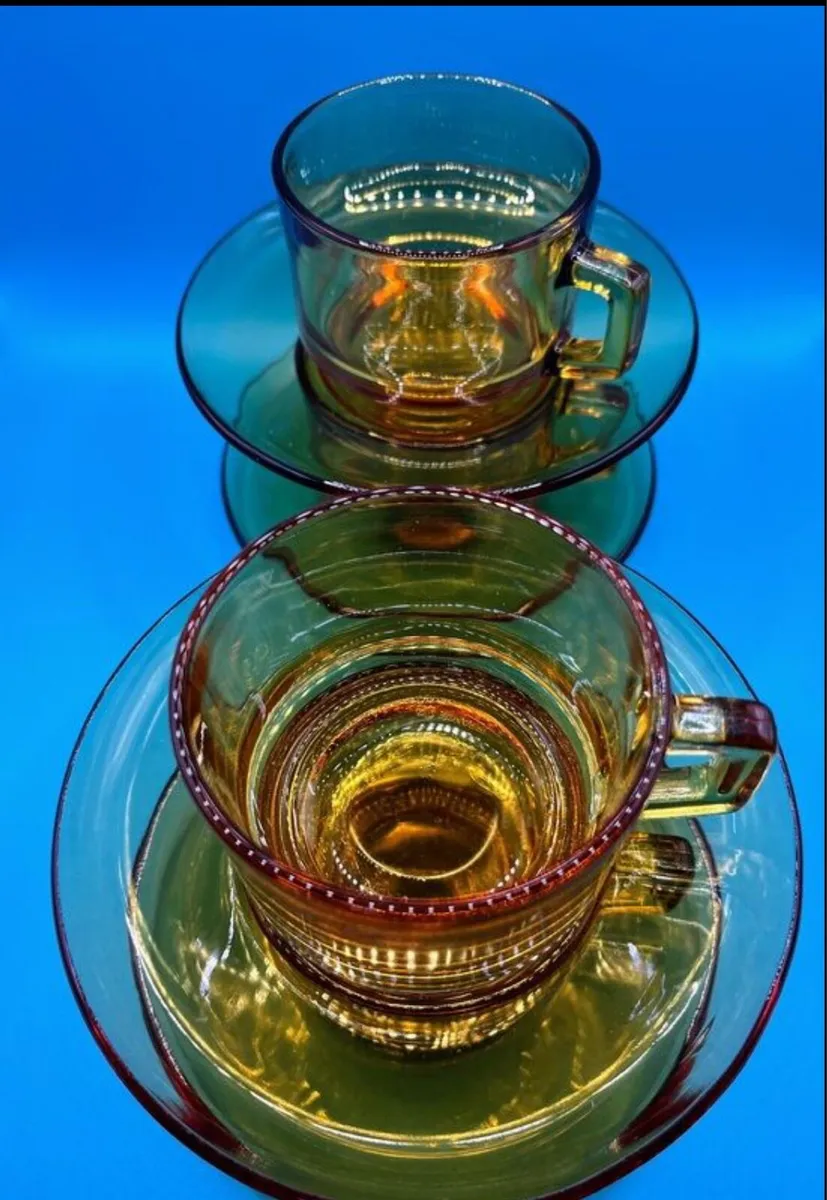 Set of 8 1970s amber glass coffee cups and saucers - Image 1