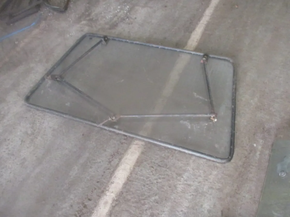 SHANKEY CAB REAR WINDOW - FRAME WITH GLASS - Image 2