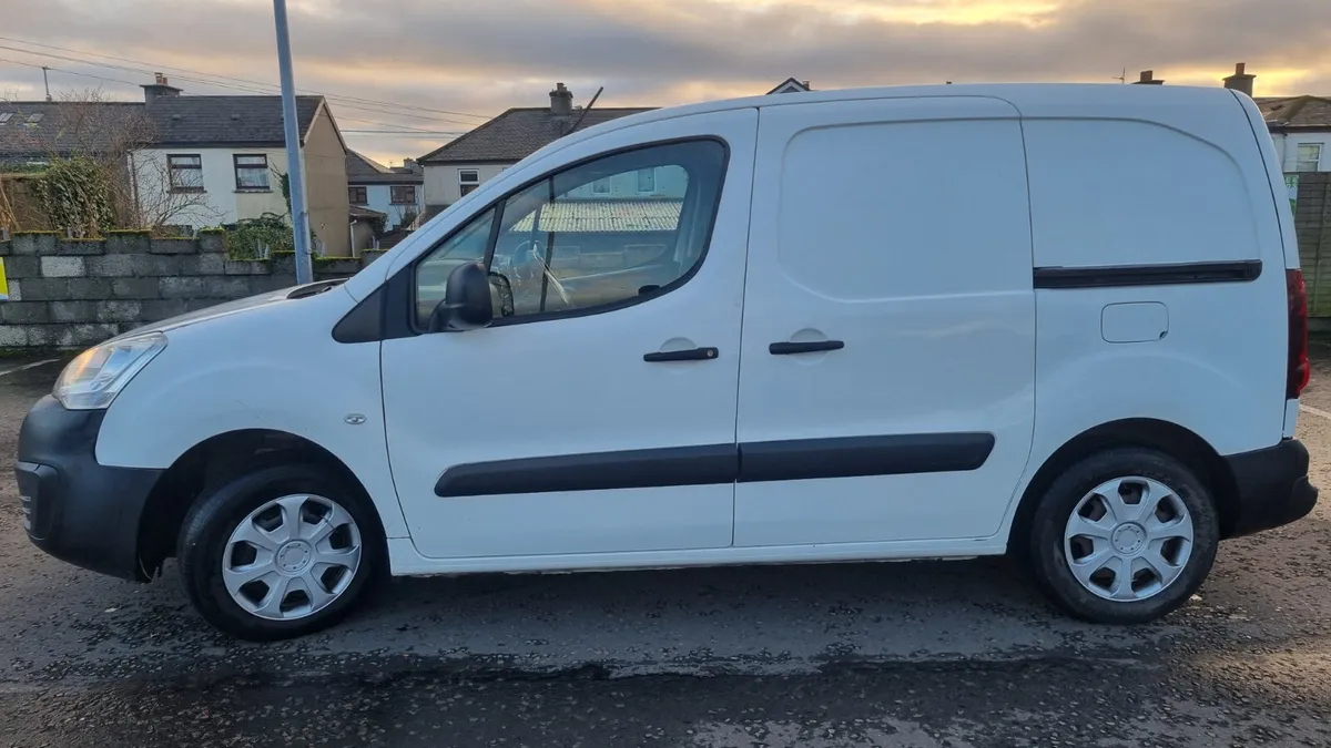 152 Citroen Berlingo 3 seater - Image 4