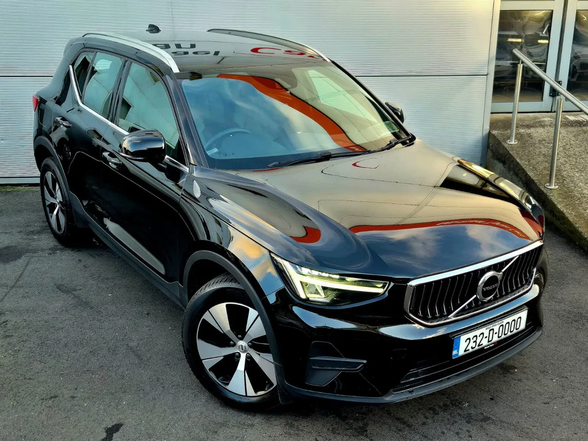 2023 Volvo XC40  PHEV,  18" Alloys, CarPlay - Image 3
