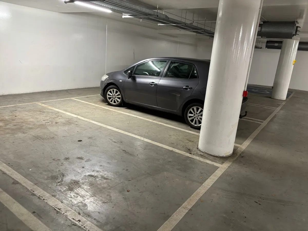 Toyota auris low km - Image 2