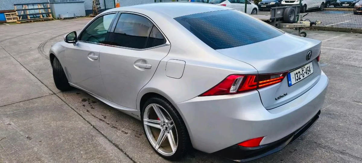 Lexus is300h - Image 2