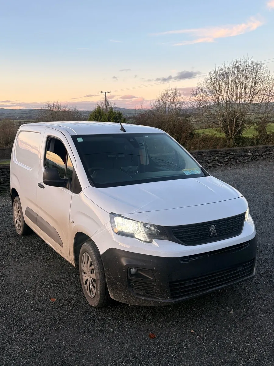 Small Van and Box Body Van with Driver for hire - Image 2