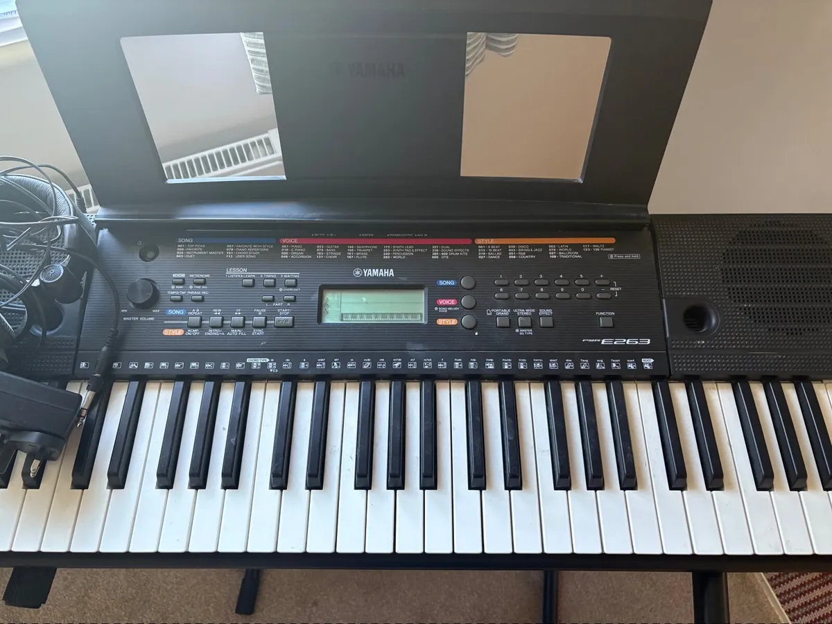 Yahama keyboard PSR- E263 - Image 1