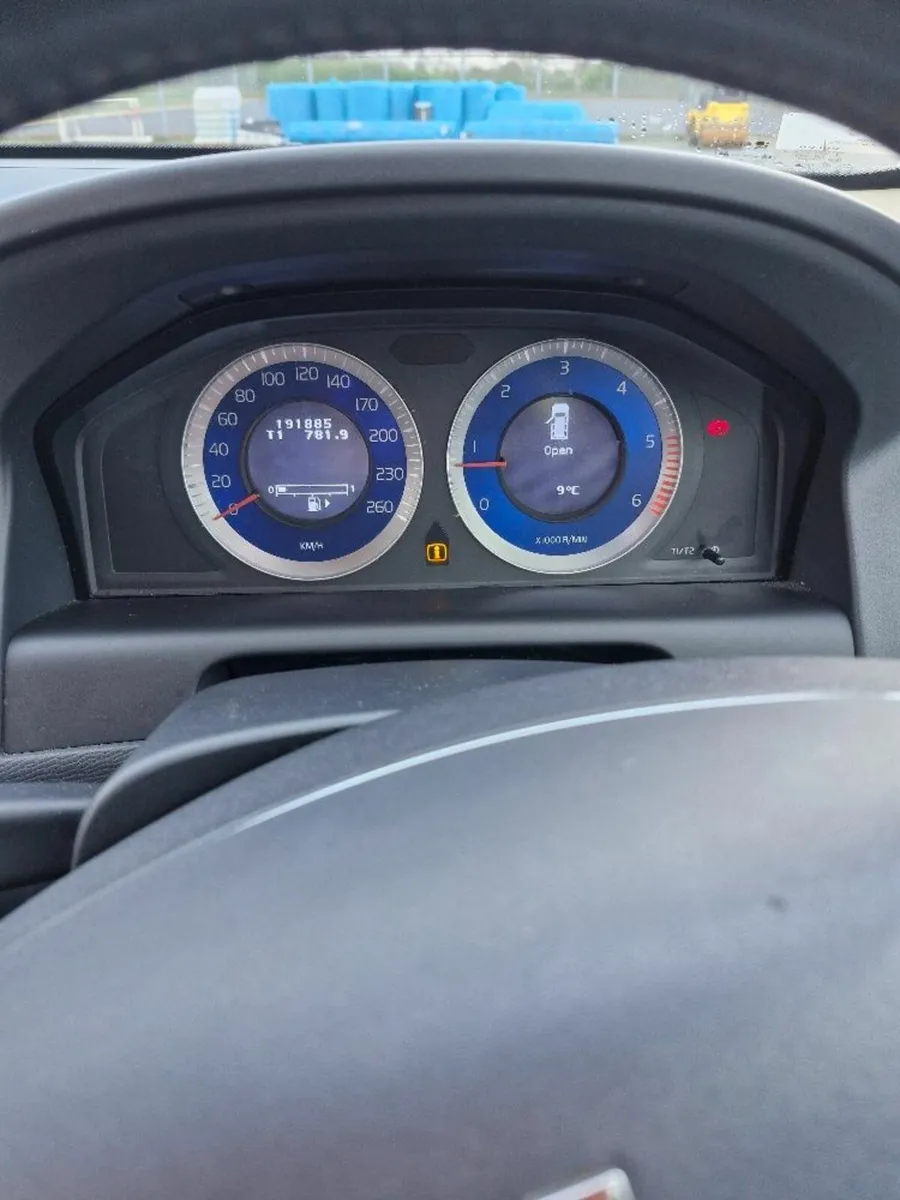 Volvo XC60 2010 - Image 2