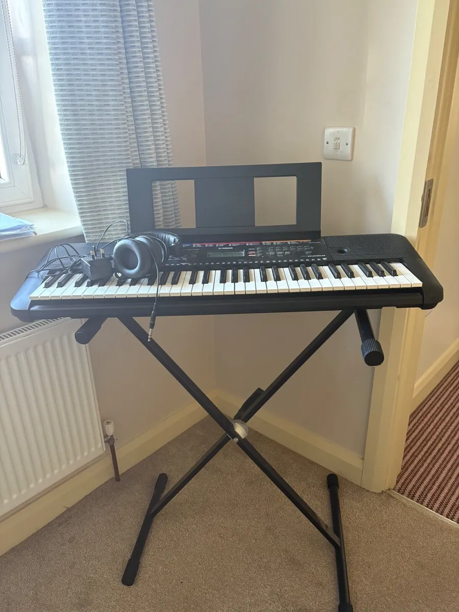 Yahama keyboard PSR- E263 - Image 4