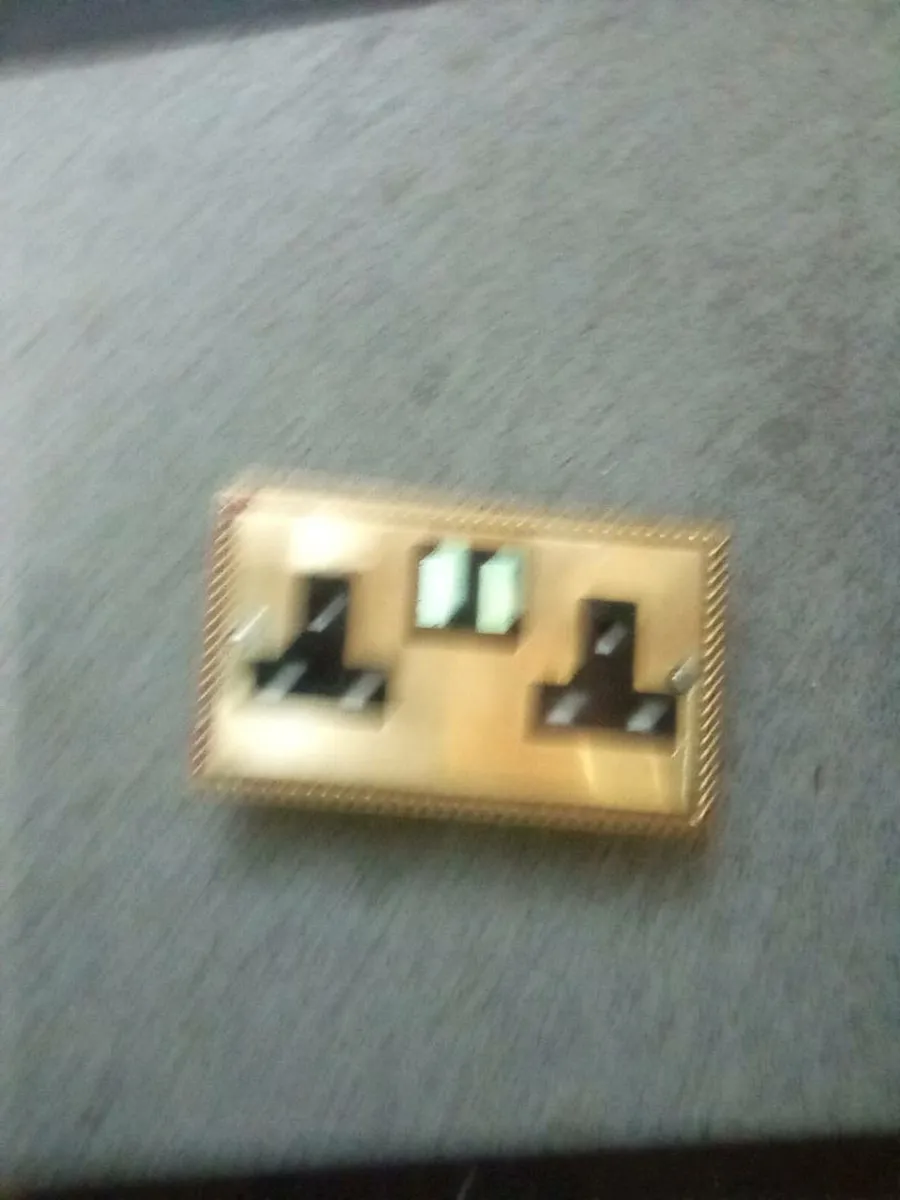 2  OLD.  TWIN.  BRASS. SOCKETS - Image 2