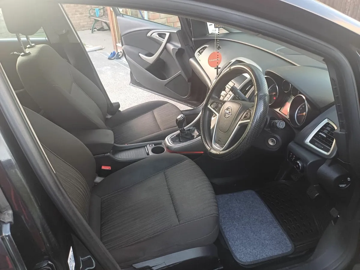 Opel Astra 2011 - Image 2