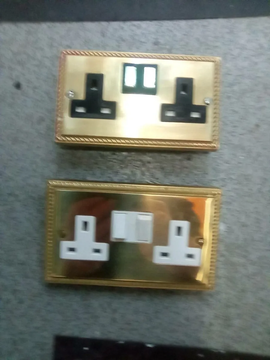 2  OLD.  TWIN.  BRASS. SOCKETS - Image 4
