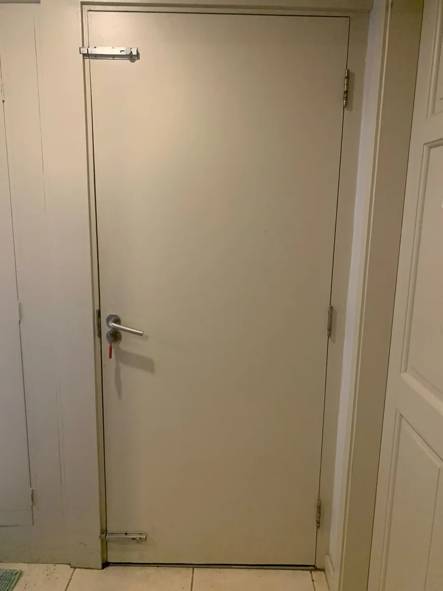 Outside door - Image 2