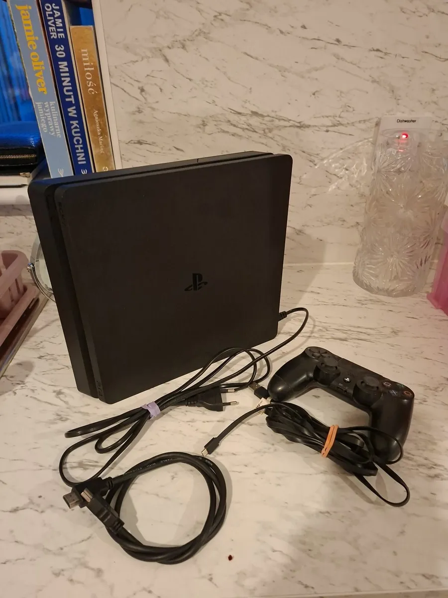 PlayStation 4 Slim – Excellent Condition – Complet - Image 1