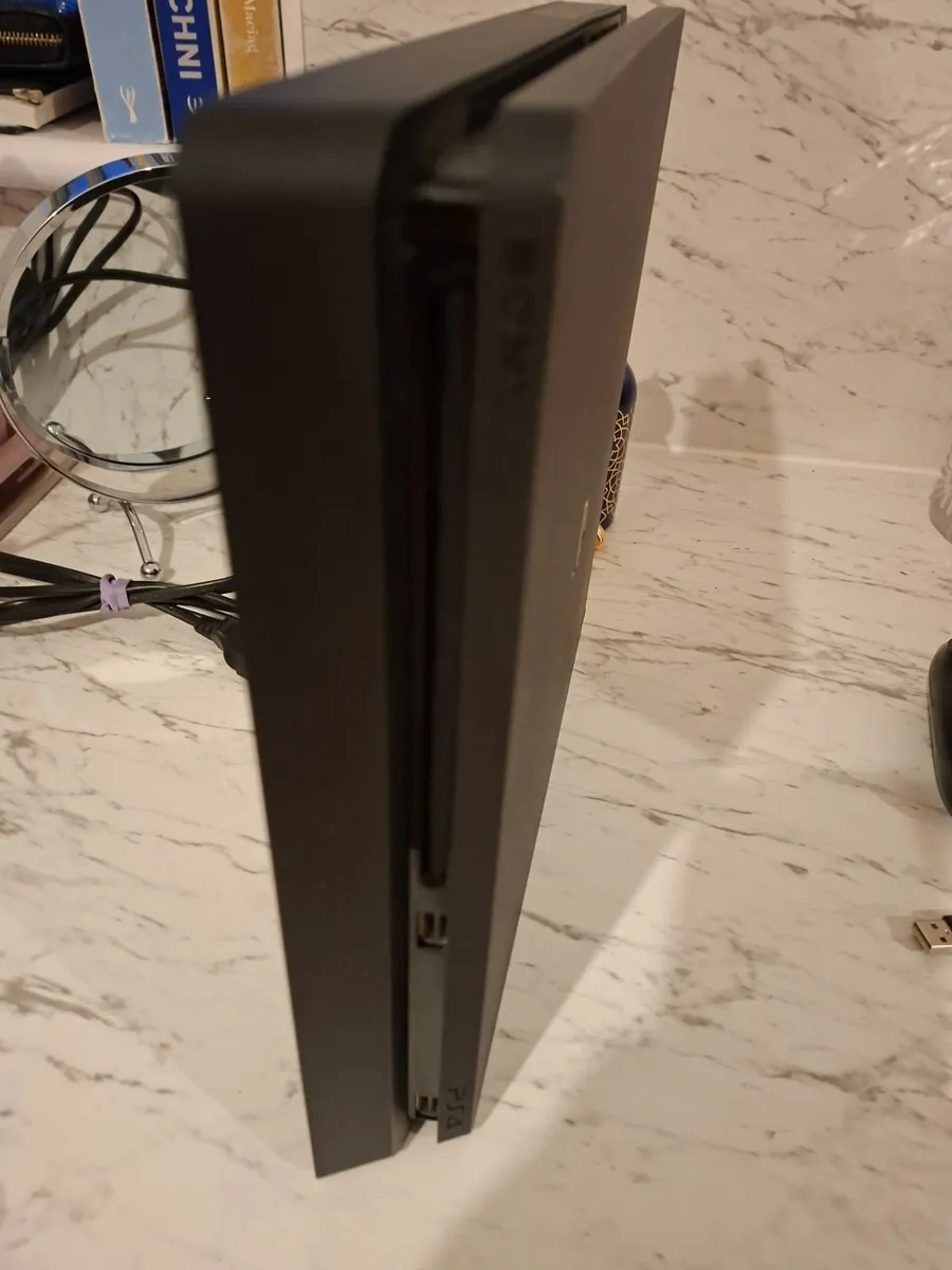PlayStation 4 Slim – Excellent Condition – Complet - Image 3
