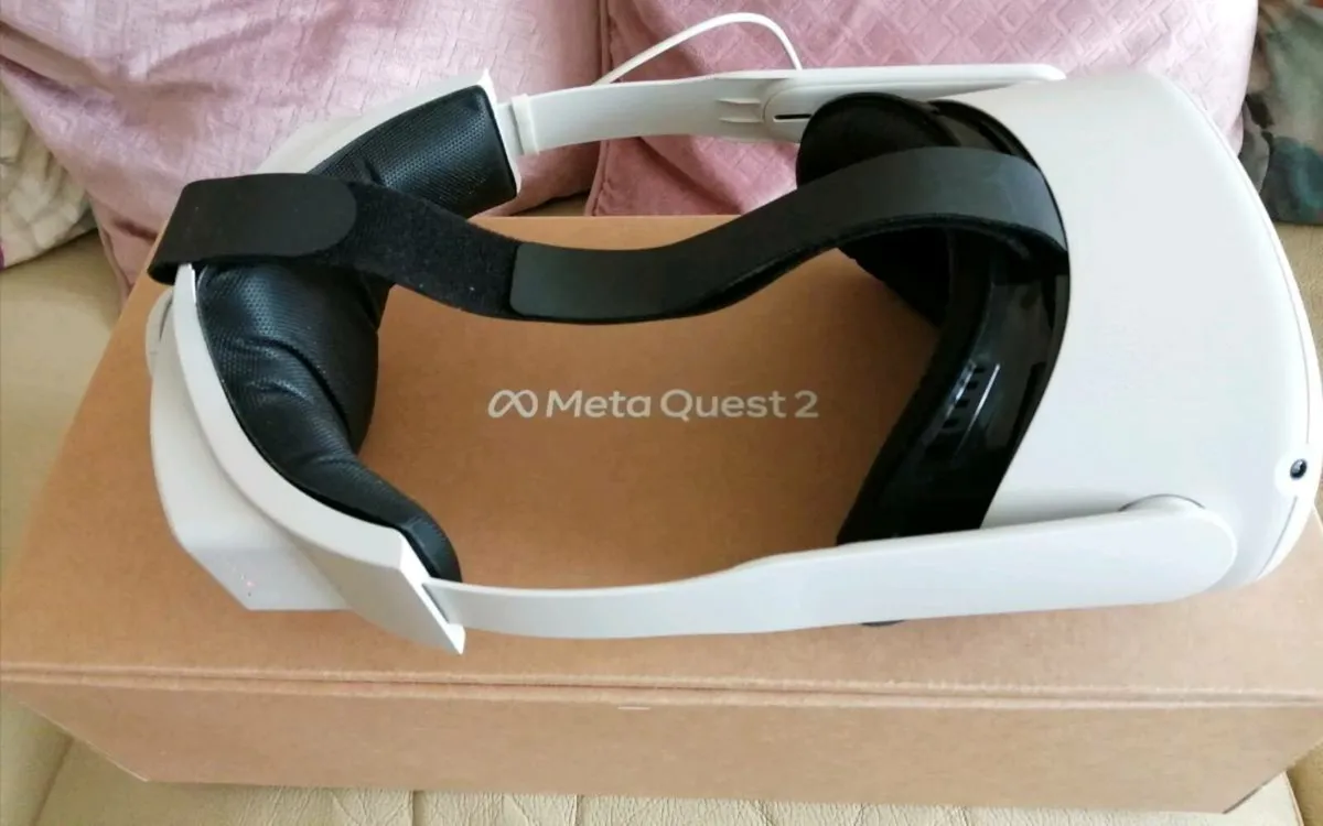 MetaQuest 2 - 128 VR headset + accessories - Image 1