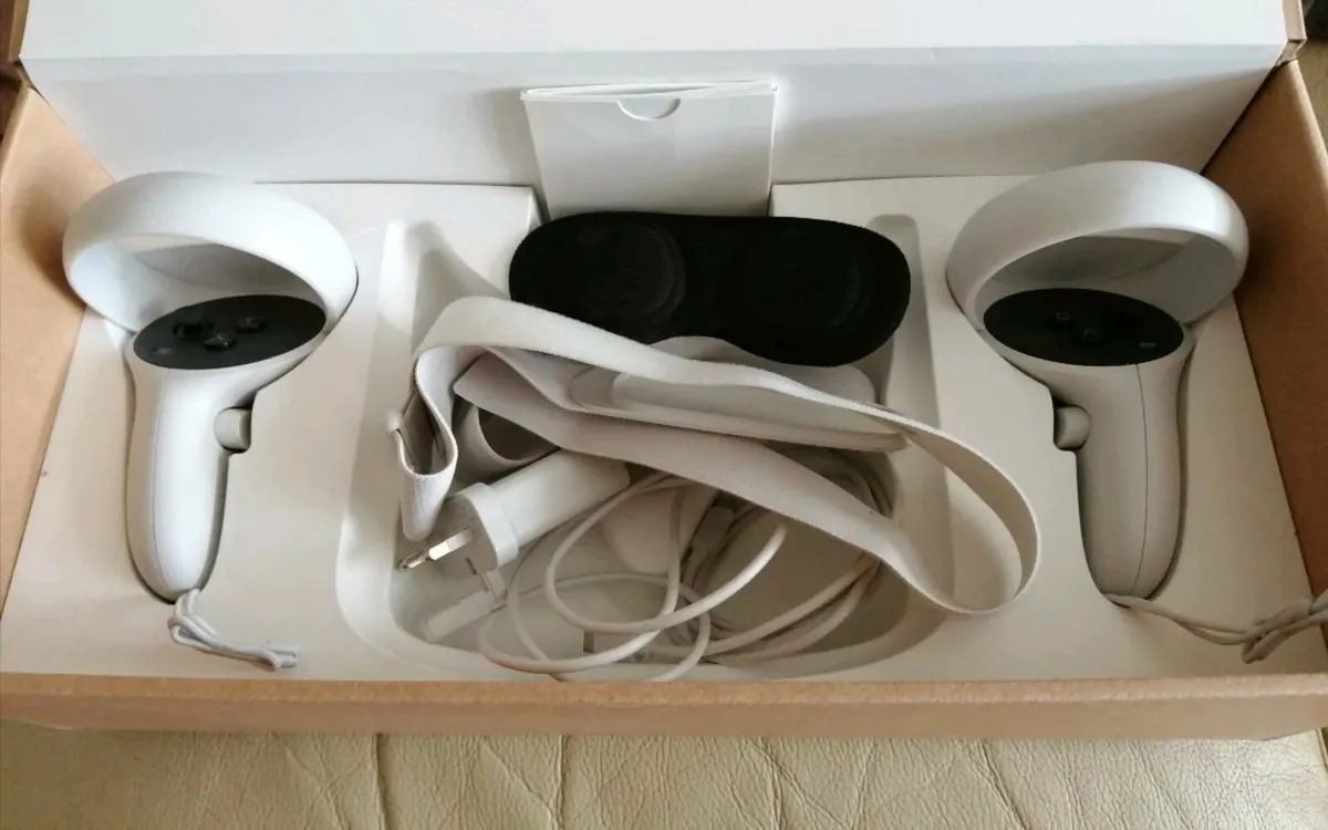 MetaQuest 2 - 128 VR headset + accessories - Image 4