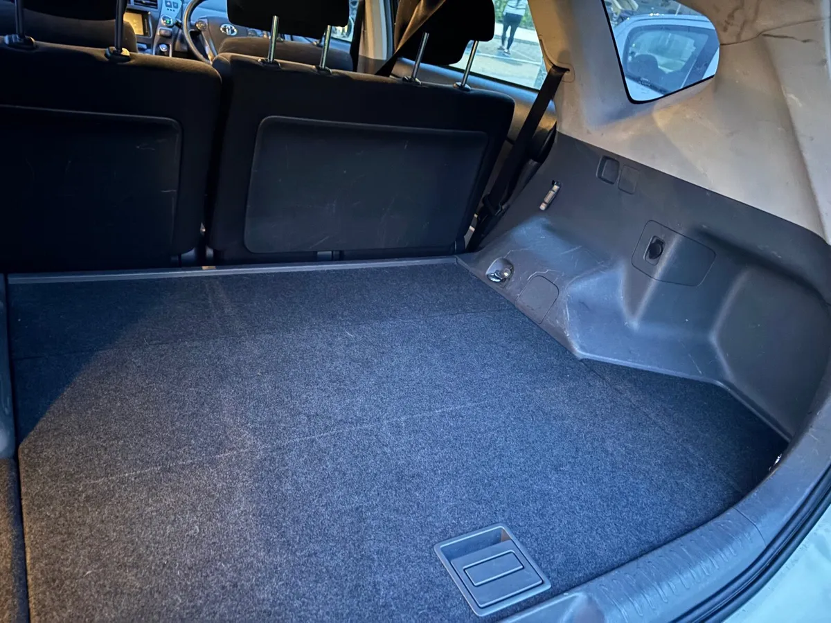 Toyota Prius 2014 - Image 2