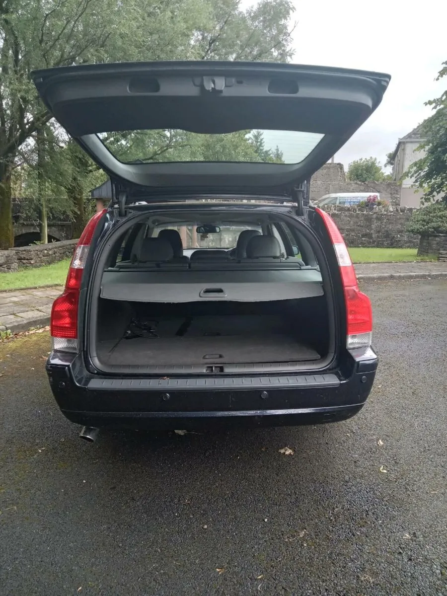 Volvo Estate 05 - Image 4