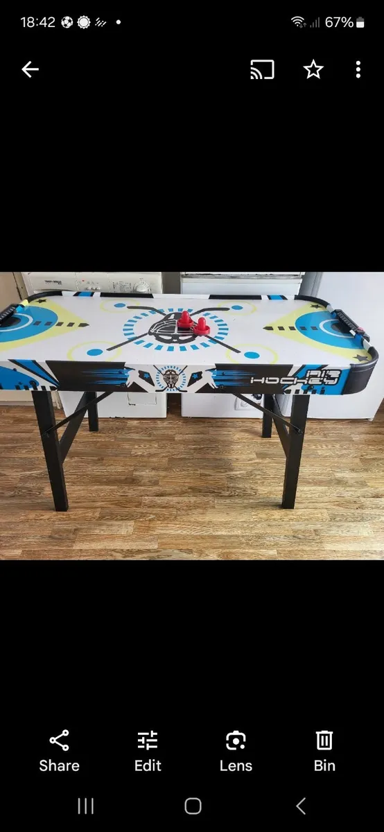 Air hockey table