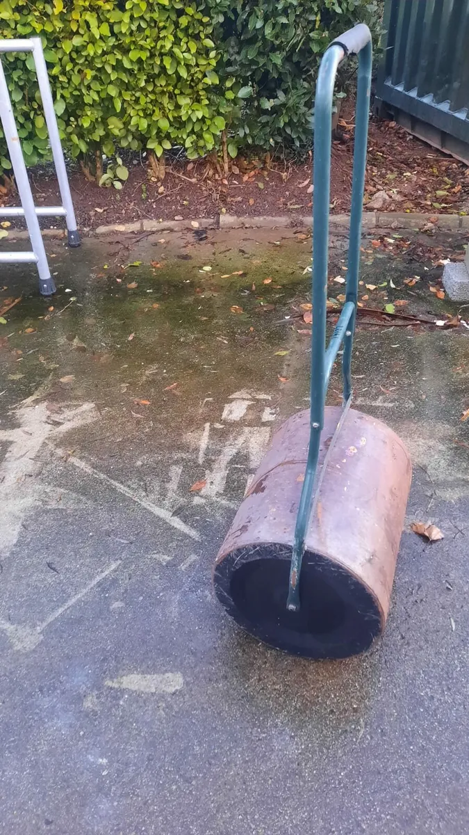 Garden hand water roller- excellent - Image 1