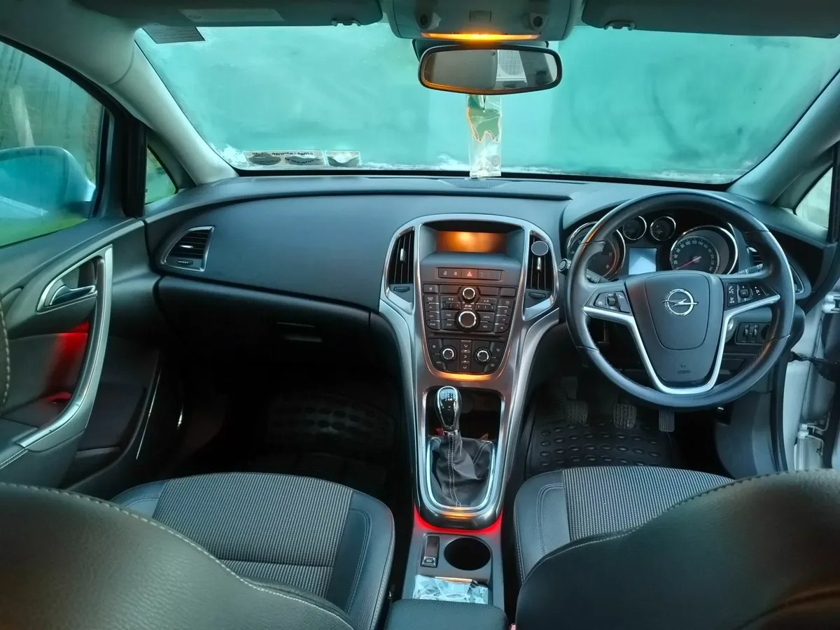 Opel Astra 2011 - Image 3