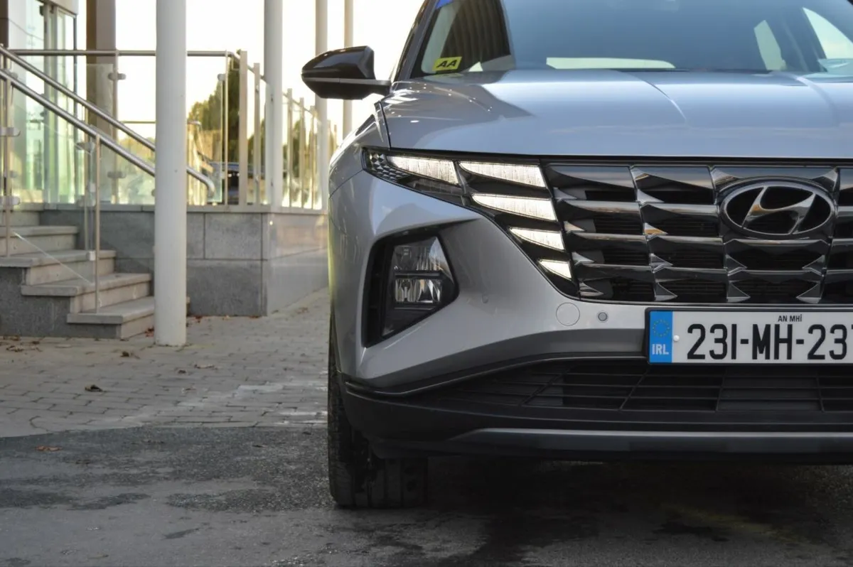 Hyundai Tucson Executive Plus HEV Auto, low mileag - Image 3