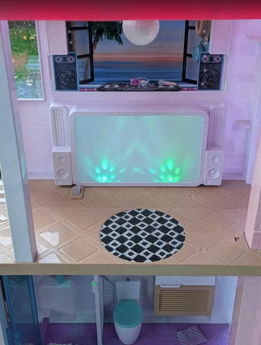 Barbie Dreamhouse with swimming pool and slide - Image 2