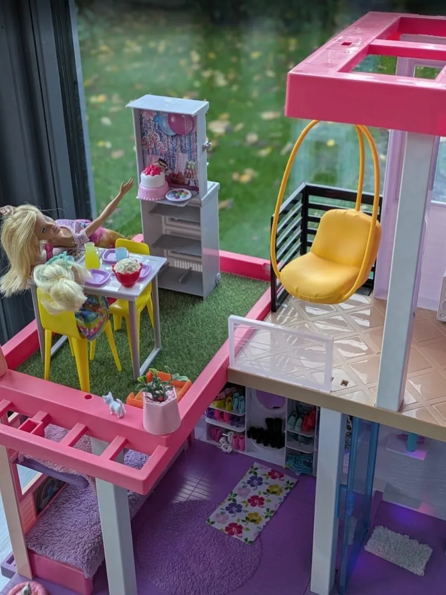 Barbie Dreamhouse with swimming pool and slide - Image 4