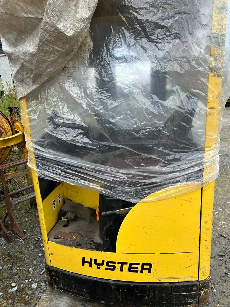 Electric forklift - Image 1