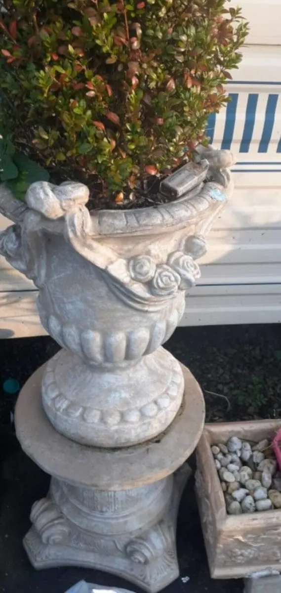 Flower pots and garden chair - Image 1