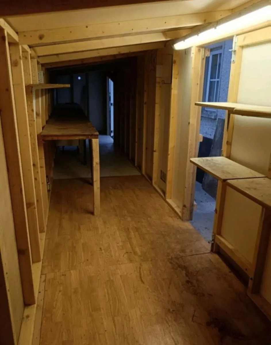 Large Shed 32ft x 5ft4 - Image 4