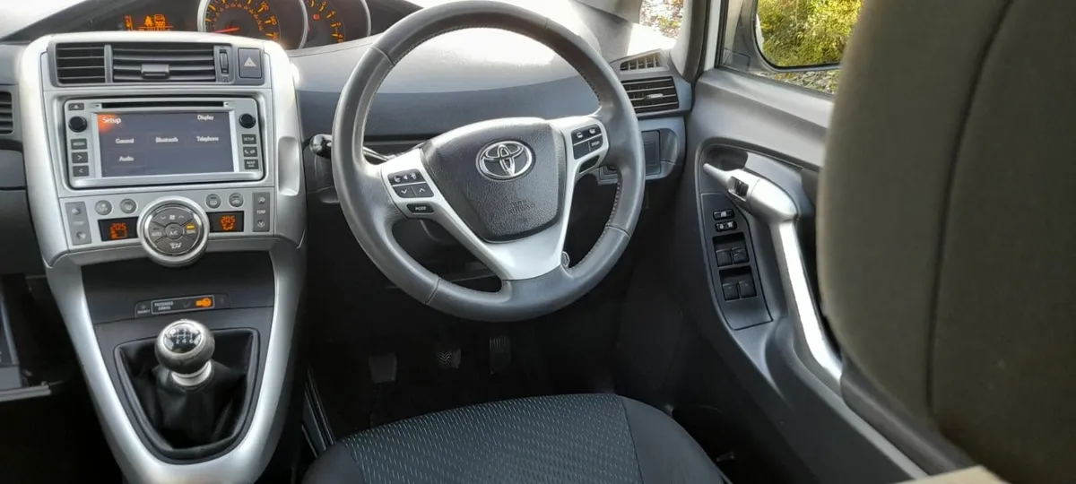 Very low mileage, full service history, Great Spec - Image 4