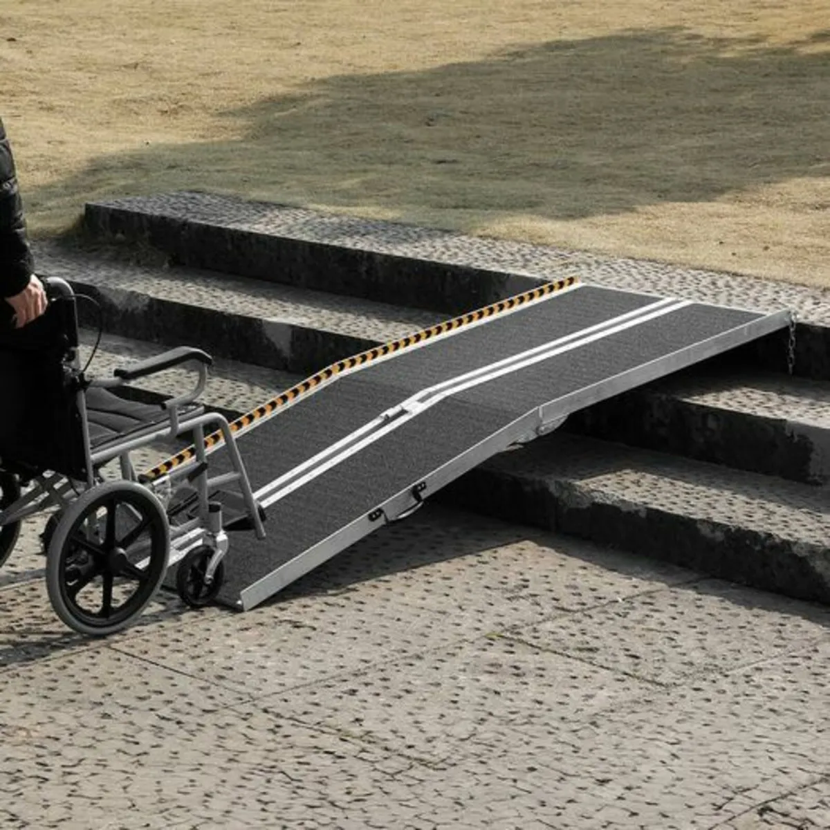 8ft Folding Aluminium Ramp – 800 lbs / 363 kg Capa - Image 1