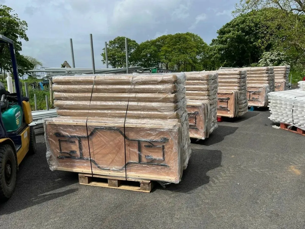 Folding Wooden Trestle & Round table commercial - Image 1