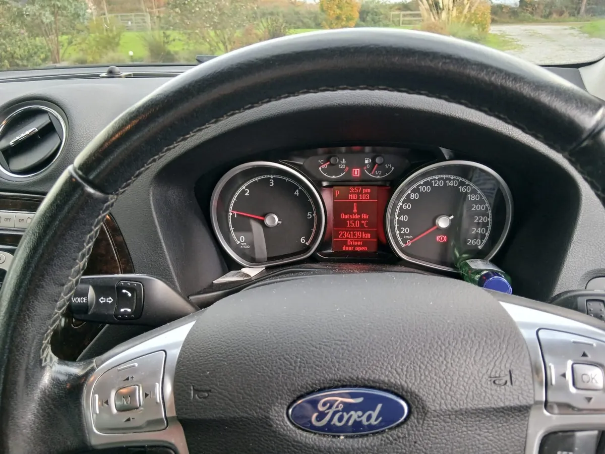 Ford Mondeo  Ghia - Image 4