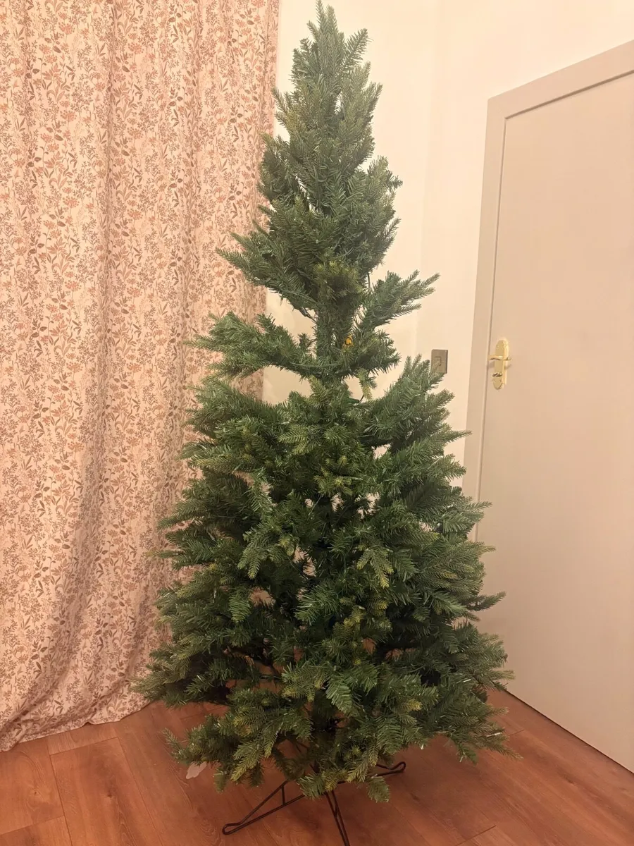 Pre-Lit Christmas Tree - Image 4